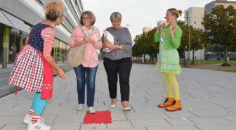 Pflegenden Angehörigen den roten Teppich ausgerollt: Das Team von Dr. Clown begrüßt die Gäste.