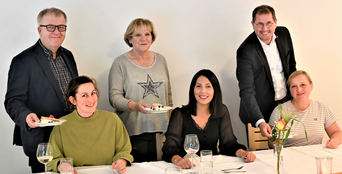 Bedienten beim Gala Diner für Pflegende Angehörige: hinten v.l.: Pastor Ulrich Pohl, Bürgermeisterin Gisela Schrader Ulrich Paus. Selina Stickan, Berivan Cengiz, und Ira Karsten (vorne v.l.) genossen die Auszeit und Wertschätzung.